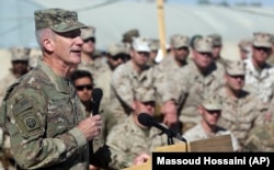 Командующий войсками США и НАТО в Афганистане американский генерал Джон Николсон в военном лагере Shorab в провинции Гильменд на юге страны, 15 января 2018 года