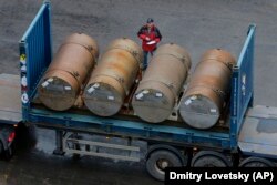 Контейнеры с российским низкообогащенным ураном (НОУ), подготовленные для отправки в США, в порту Санкт-Петербурга, ноябрь 2013 года. Последняя партия в рамках действия 20-летнего двустороннего соглашения ВОУ-НОУ, предусматривавшего переработку российского высокообогащенного оружейного урана (ВОУ) в топливо для атомных электростанций в США.