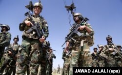 Афганские военнослужащие в районе Кабула, подвергшемся атаке, как предполагается, боевиков ИГ, 31 июля 2017 года