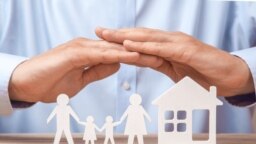 Реальные доходы населения России в 2019 году могут вырасти на 0,2-0,3%, <a href="http://government.ru/news/38520/" target="_blank">прогнозировал</a>&nbsp;в начале декабря глава правительства РФ Дмитрий Медведев. В 2018-ом их рост составил 0,1%, чему предшествовал спад в течение четырех лет подряд. В 2020 году пока <a href="https://rg.ru/2020/01/14/maksim-topilin-rasskazal-naskolko-v-etom-godu-vyrastut-zarplaty.html" target="_blank">ожидается</a> рост этих доходов на 1,5%. Всего 6 лет назад он был в 3 раза большим.
