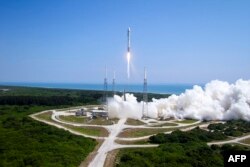 Запуск ракеты-носителя Atlas V компании ULA с российским двигателем первой ступени РД-180 и с многоразовым беспилотным орбитальным самолетом Х-37В на борту, мыс Канаверал, Флорида, 20 мая 2015 года. Через два года X-37B вернется на землю