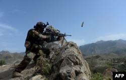 Военнослужащий афганской армии в ходе операции против боевиков ИГ в провинции Нангархар, 11 апреля 2017 года